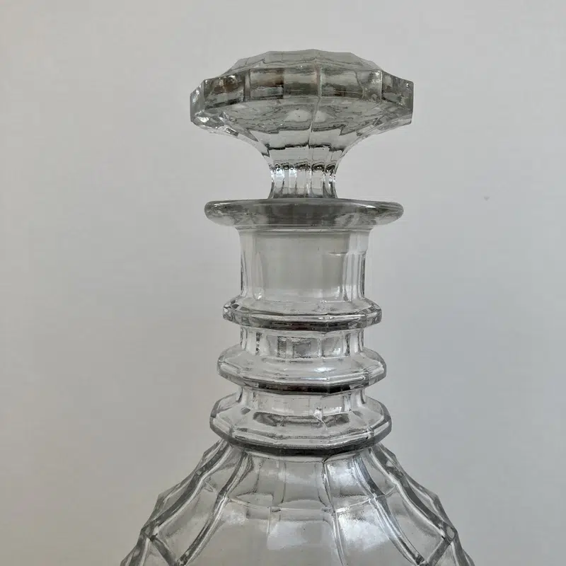 décoration vintage, carafe en verre, carafe à whisky