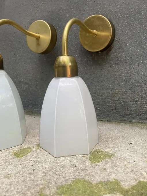 réalisation des Ateliers MF, paire applique en opaline 30s, recyclage de luminaires
