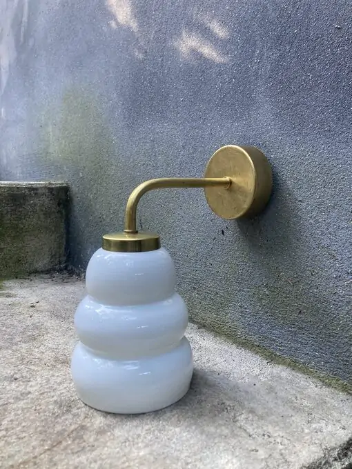 réalisation des Ateliers MF, applique opaline circa 30s, recyclage de verrerie