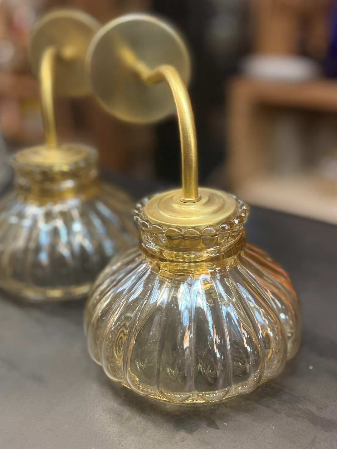 20260003-applique-laiton-ambree-decoration-bordeaux